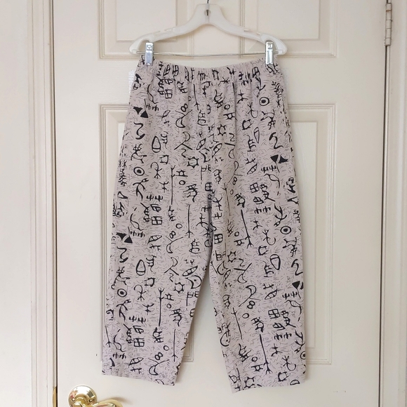 Linen Black Patterned High-Waisted Cropped Pant with Two Side Pockets. - Picture 5 of 5